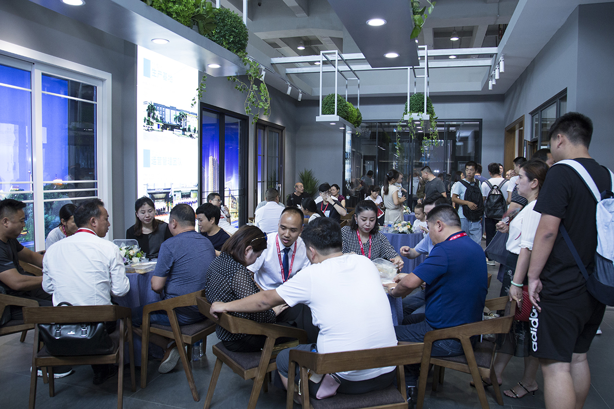 展会现场人气鼎沸