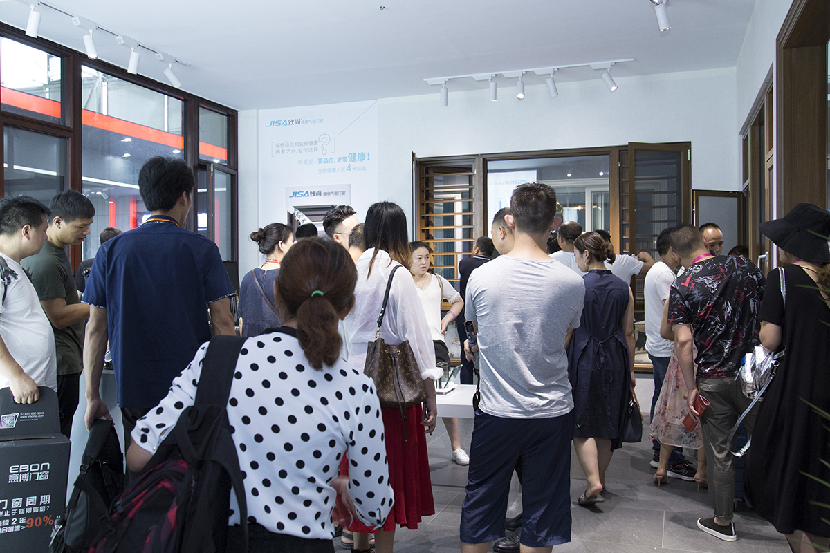 展会现场人气鼎沸