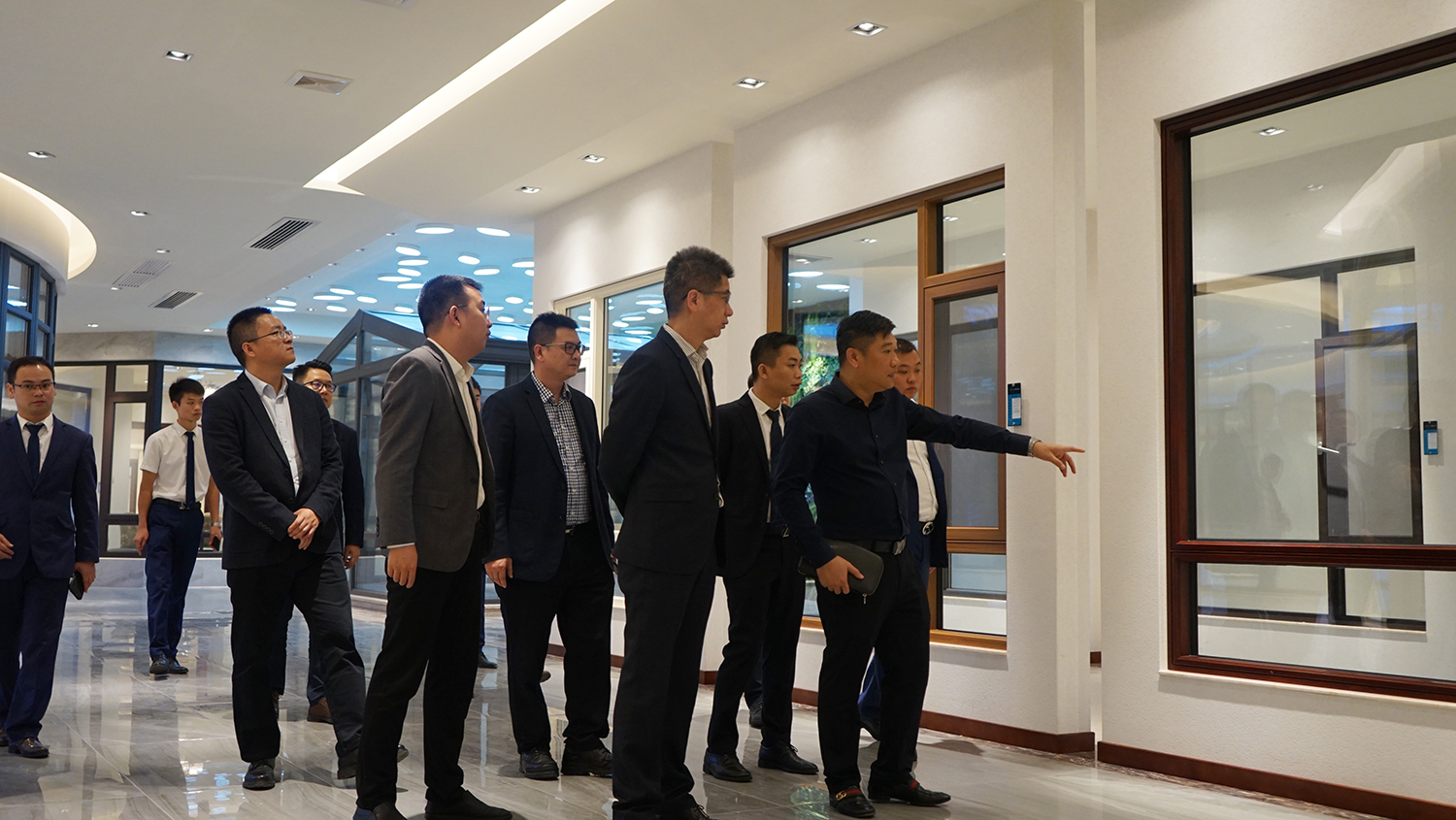 超凡国际高层领导陪同居然之家湖南、江西考察团参观展厅