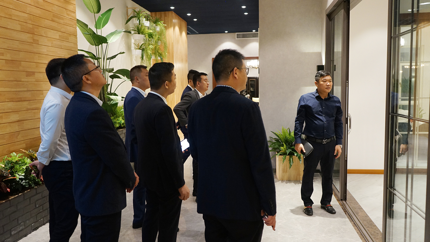 超凡国际高层领导陪同居然之家湖南、江西考察团参观展厅