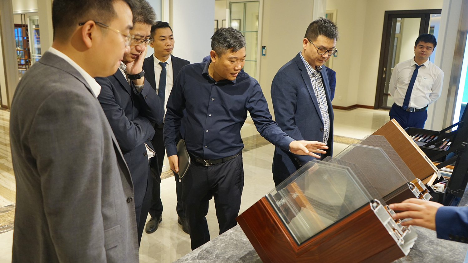 超凡国际高层领导陪同居然之家湖南、江西考察团参观展厅