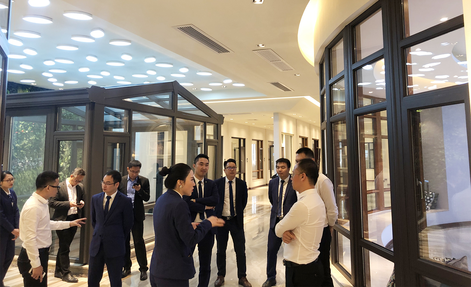 超凡国际高层领导陪同居然之家福建分公司考察团参观展厅