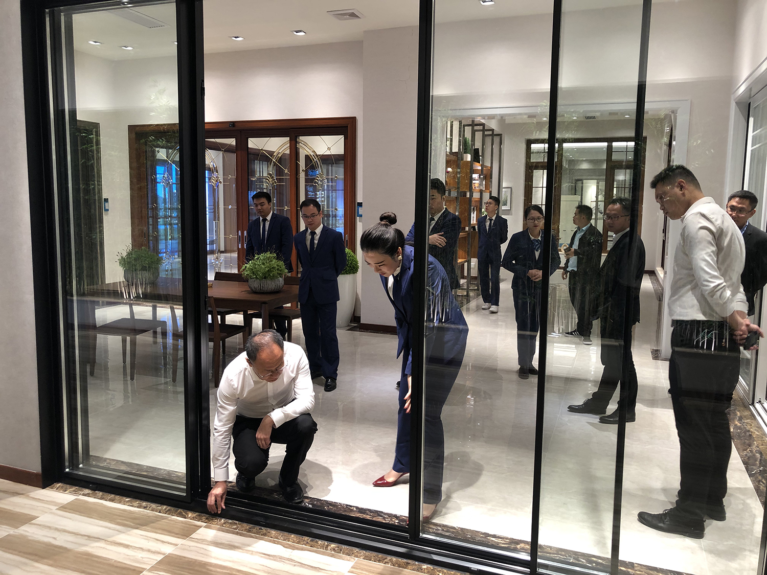 超凡国际高层领导陪同居然之家福建分公司考察团参观展厅