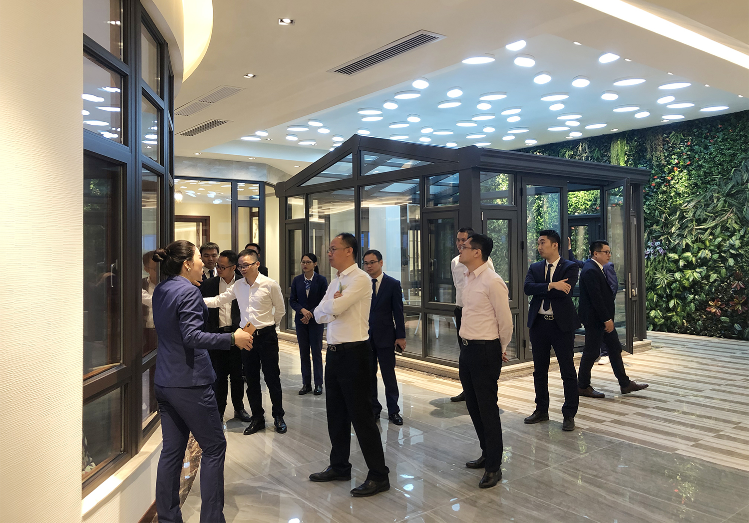 超凡国际高层领导陪同居然之家福建分公司考察团参观展厅