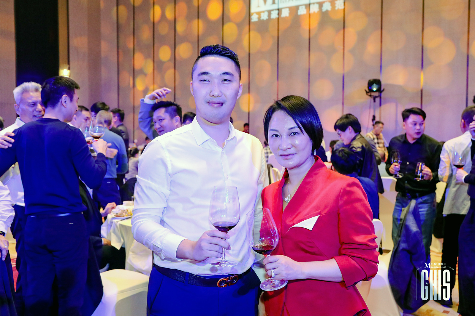 超凡国际门窗副总经理梁总与红星美凯龙联席董事长车建芳女士亲切合影
