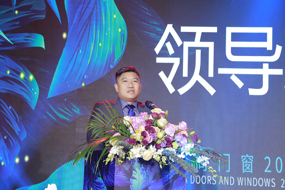 超凡国际门窗董事长李钧洪先生发表致辞